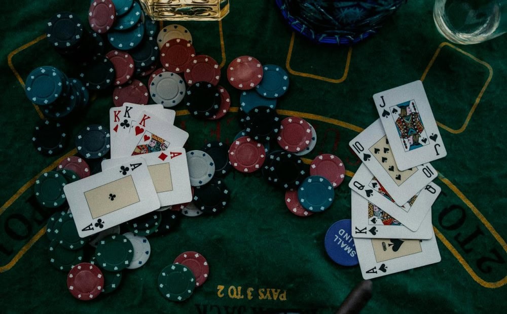 Bí quyết chơi Poker dễ thắng nhờ bluff và đọc vị tâm lý đối thủ