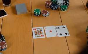 So sánh luật chơi bài cào truyền thống và bài cào online chi tiết